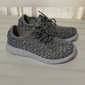 Mascotte Women’s Girl’s Shoes Slip On Lightweight Sneakers Size 6.5 Gray White‎